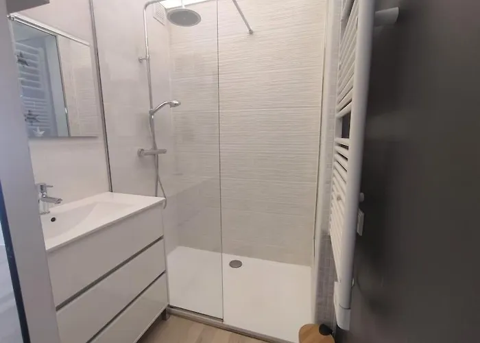 Apartman 323, Port Ambonne